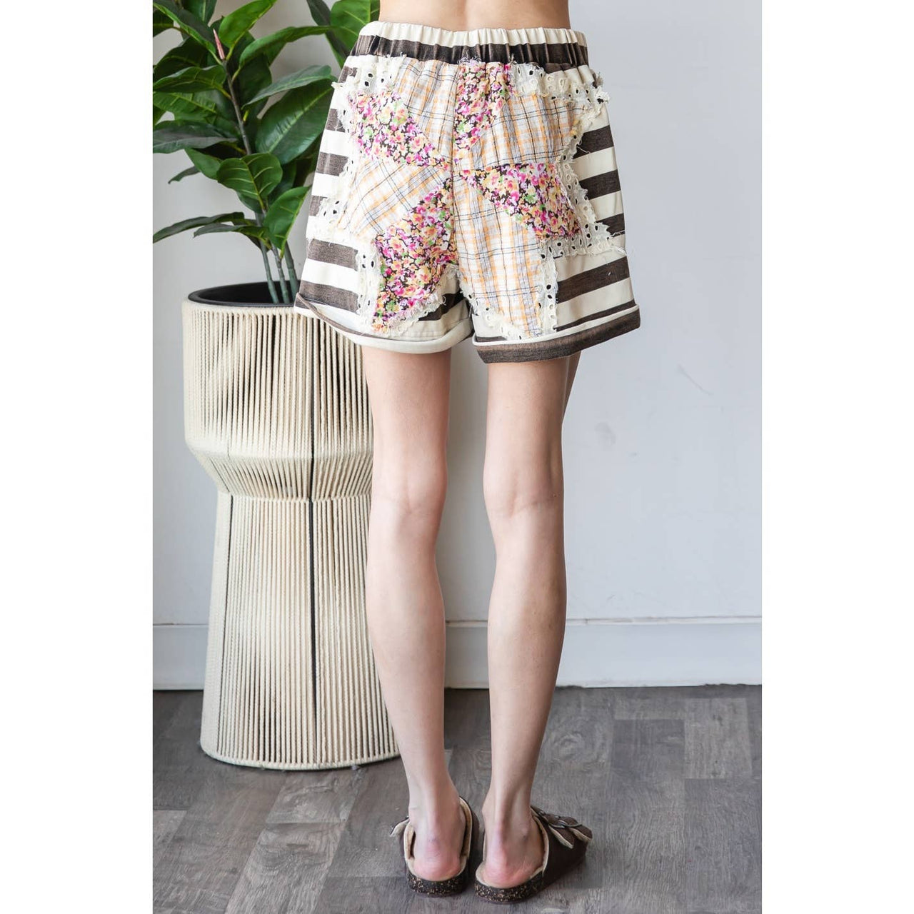 WASHED STAR PATCH STRIPE SHORTS
