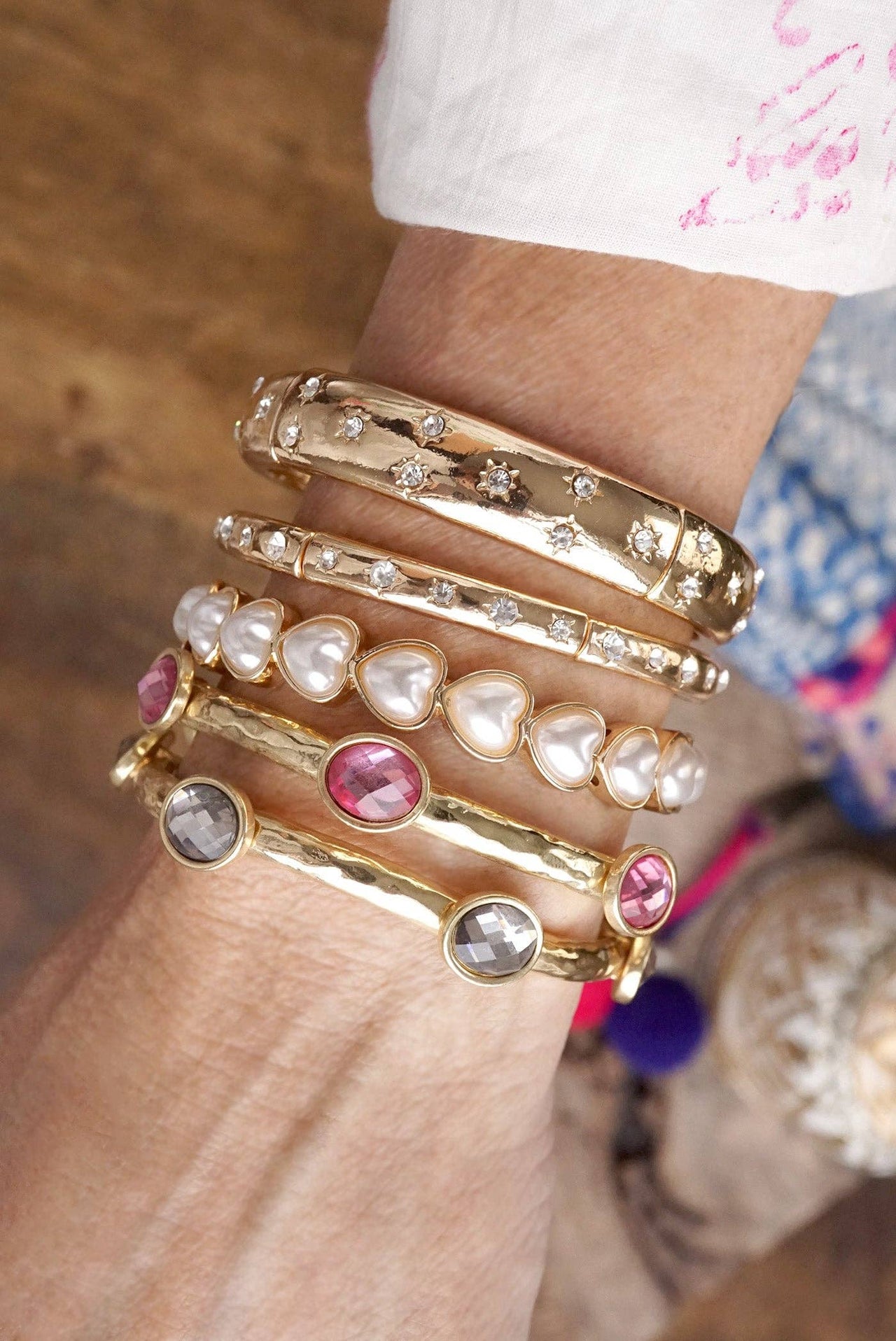 Sweetheart Shine – Gold Stretchy Bangle with Pearl Hearts