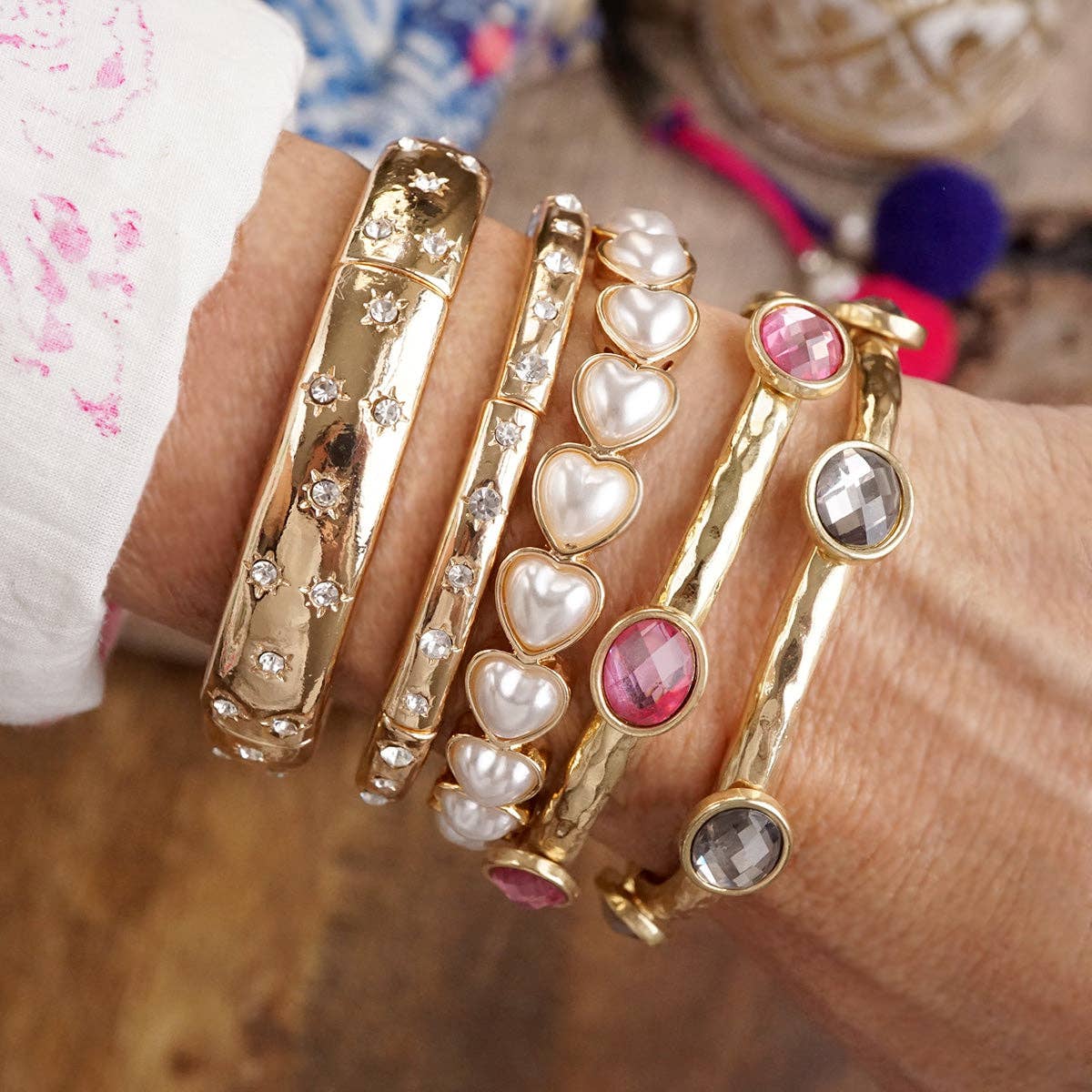 Sweetheart Shine – Gold Stretchy Bangle with Pearl Hearts