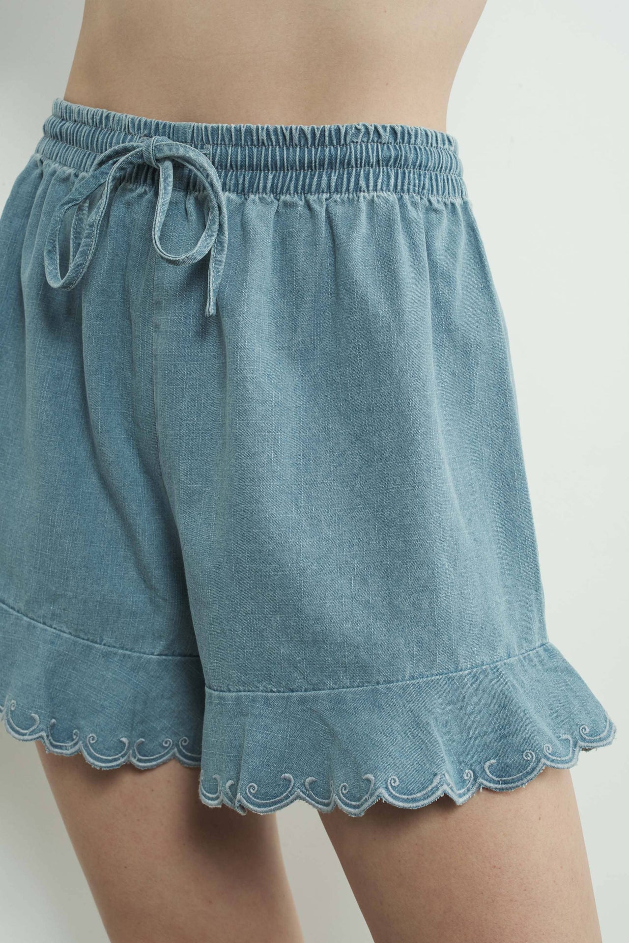 CHAMBRAY EMBROIDERED RUFFLE HEM SHORTS